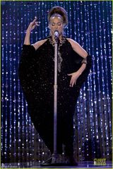 组图：詹妮弗洛佩兹献唱变装 挤爆乳猛男托举