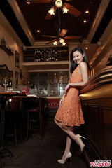 组图：万绮雯橙色连衣裙亮相 笑容甜美气质妩媚