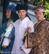 幻灯图：《唐伯虎2》探班 三才子“教坏”黄晓明