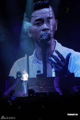 组图：张智霖个唱动情流泪 郭富城张柏芝助阵 