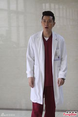 组图：贾乃亮上海拍戏 李小璐甘当绿叶