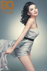 组图：莫小棋登BQ封面 露背抹胸礼服秀性感