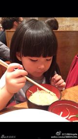 组图：王诗龄吃面条可爱 李湘浓妆抱爱女