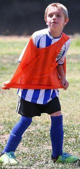 组图：布兰妮两子踢球 父亲与前夫携手围观