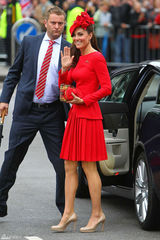 组图：英女王登基60周年游船 凯特王妃鲜艳欲滴