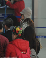 组图：赵薇现身上海机场 等候安检电话打不停