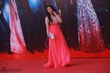 组图：孟瑶亮相金像红毯 粉裙美胸呼之欲出