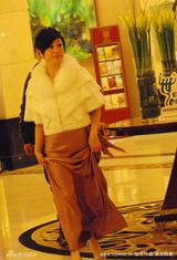 幻灯图集：陈法蓉现身上海 身穿短袖貂皮大衣