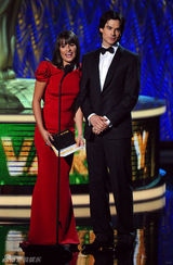 组图：艾美奖现场 丽娅-米雪儿携手吸血鬼伊恩颁奖