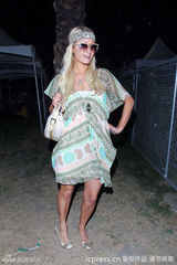 组图：希尔顿连衣裙波希米亚风 对镜头搔首弄姿