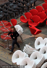 柏林电影节会场布置有序 工作人员认真喷涂金熊Logo