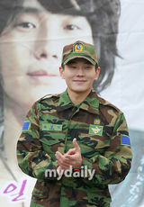 组图：韩国演员温朱万3日上午退伍 结束军队生活