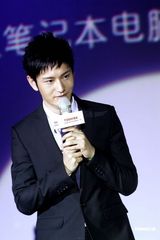 高清图：黄晓明分身有术捞金有方 帅气现身代言活动