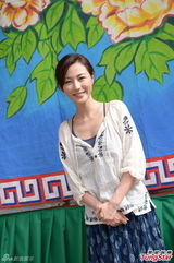 组图：刘心悠秀事业线开工 彭顺探班给执导意见