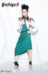 组图：张歆艺登《大周末》 写真如花般绽放