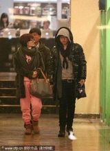 组图：谢娜素颜约会张杰 张杰戴两层帽子反抢眼