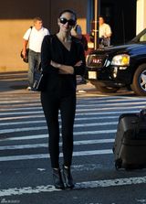 组图：张雨绮赴美助阵时装周 黑超黑衣衬雪肌