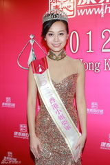 组图：应届港姐旅行社领奖 季军朱千雪撑赛果合理