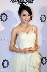 组图：佟丽娅出席时尚派对 造型清新脱俗