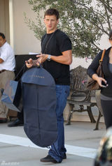 组图：美国游泳名将瑞恩-罗切特帅气街拍