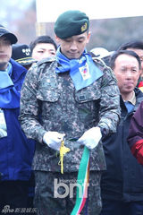 组图：韩星Rain军装帅气亮相爱国竞走大赛