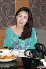 组图：李诗韵否认整容传闻 当众摸鼻自清