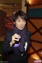 组图：廖碧儿秀事业线  黄子华拍剧主动出击