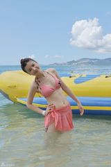 组图：徐立比基尼写真曝光 海滩大秀婀娜身姿