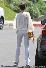 组图：海瑟薇百褶衫黄挎包 夏日小跑清丽亮眼