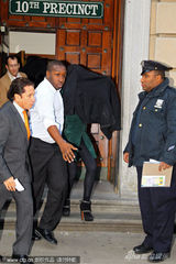 组图：林赛缓刑期间夜店斗殴 N度“进局”无脸见人