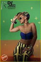 幻灯：蕾哈娜MV全新斑马造型 重回故乡心情喜悦