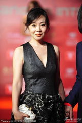 组图：《夜夜夜》剧组闫妮深V 携耿乐走红毯