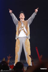 组图：王力宏香港个唱与成龙嘴对嘴热吻