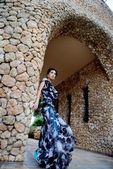 高清图：张茜化身古典女神 印染长裙展优雅风情