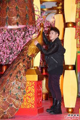 组图：潘玮柏亮相香港签唱会 又唱又跳high翻场