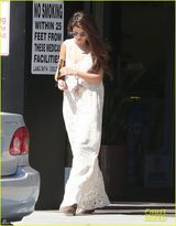 组图：赛琳娜长发披肩 优雅白色长裙出街