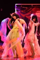 组图：武汉高校男生组建“伪娘团”商演不断