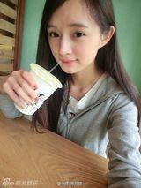 组图：女子酷似杨幂  网友直呼傻傻分不清