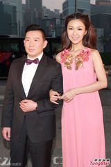 组图：杜汶泽显绅士派头 薛凯琪着粉红色长裙