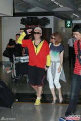 组图：玉置浩二携妻子抵港 期待演唱会