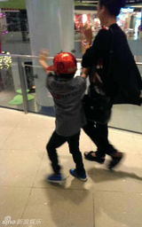 组图：张柏芝带两子逛街 Lucas遇路人压低帽檐