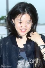 组图：李英爱赴服装展 现身机场头发凌乱