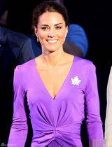 组图：凯特紫色深V裙加拿大亮相 笑容性感迷人