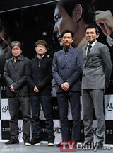 组图：崔岷植李政宰等出席《新世界》发布会