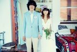 组图：李孝利婚礼现场照 搞怪吐舌与宠物互动
