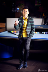 组图：郑恺不改时尚玩家本色 变台球高手秀球技