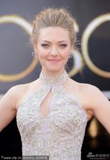 组图：奥斯卡颁奖礼红毯-阿曼达-谢弗雷德