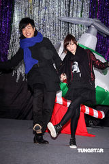 组图：王心凌胡彦斌携手开唱不惧严寒