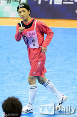 组图：EXO鹿晗等驰骋球场 Beast组进球获胜