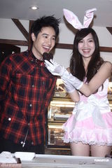组图：潘玮柏抱兔女郎庆情人节 否认与江语晨拍拖